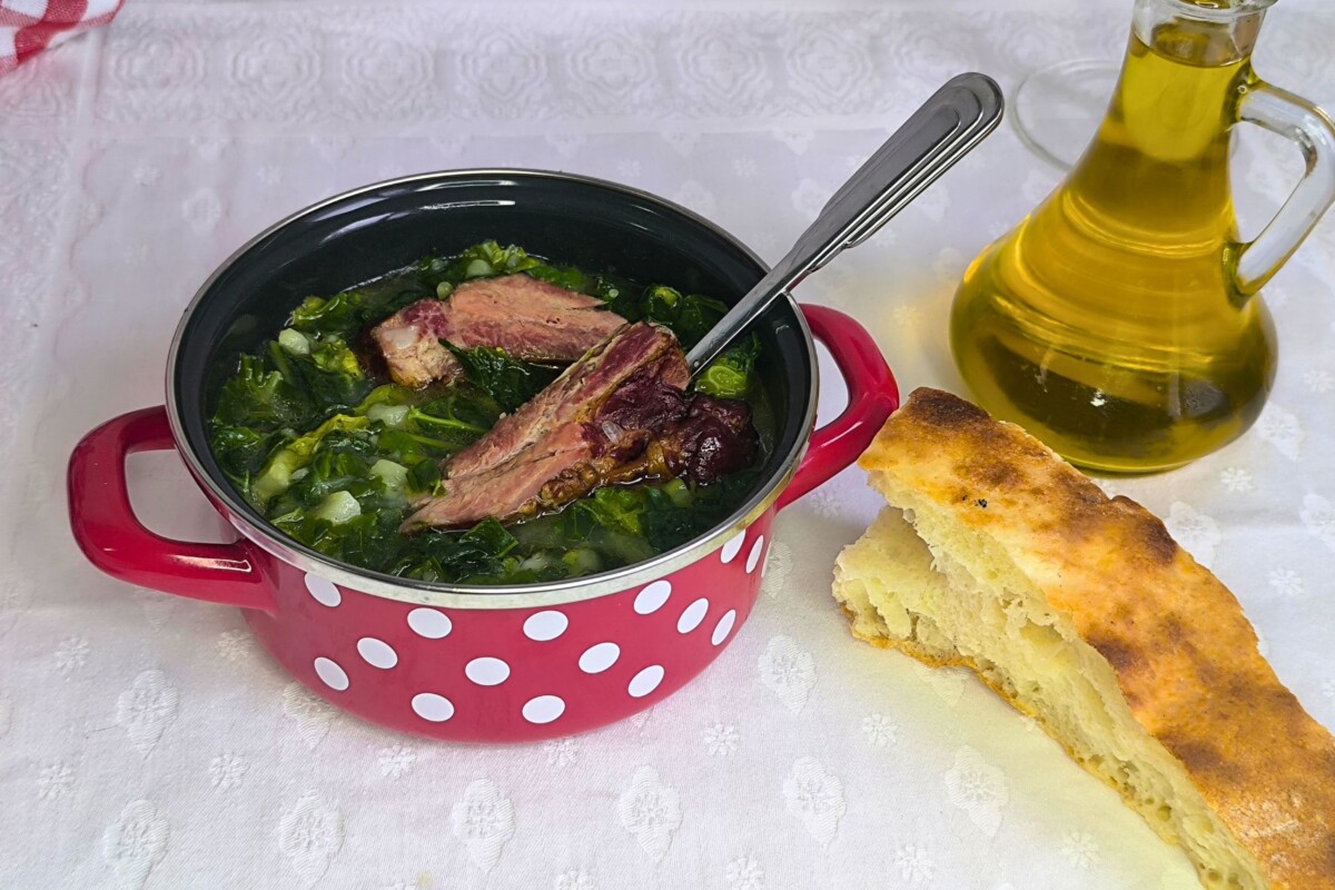 Raštika sa suhim mesom poslužena u loncu s maslinovim uljem i kruhom
