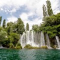 roski-slap-krka Pogled s rijeke Krke na Roški slap