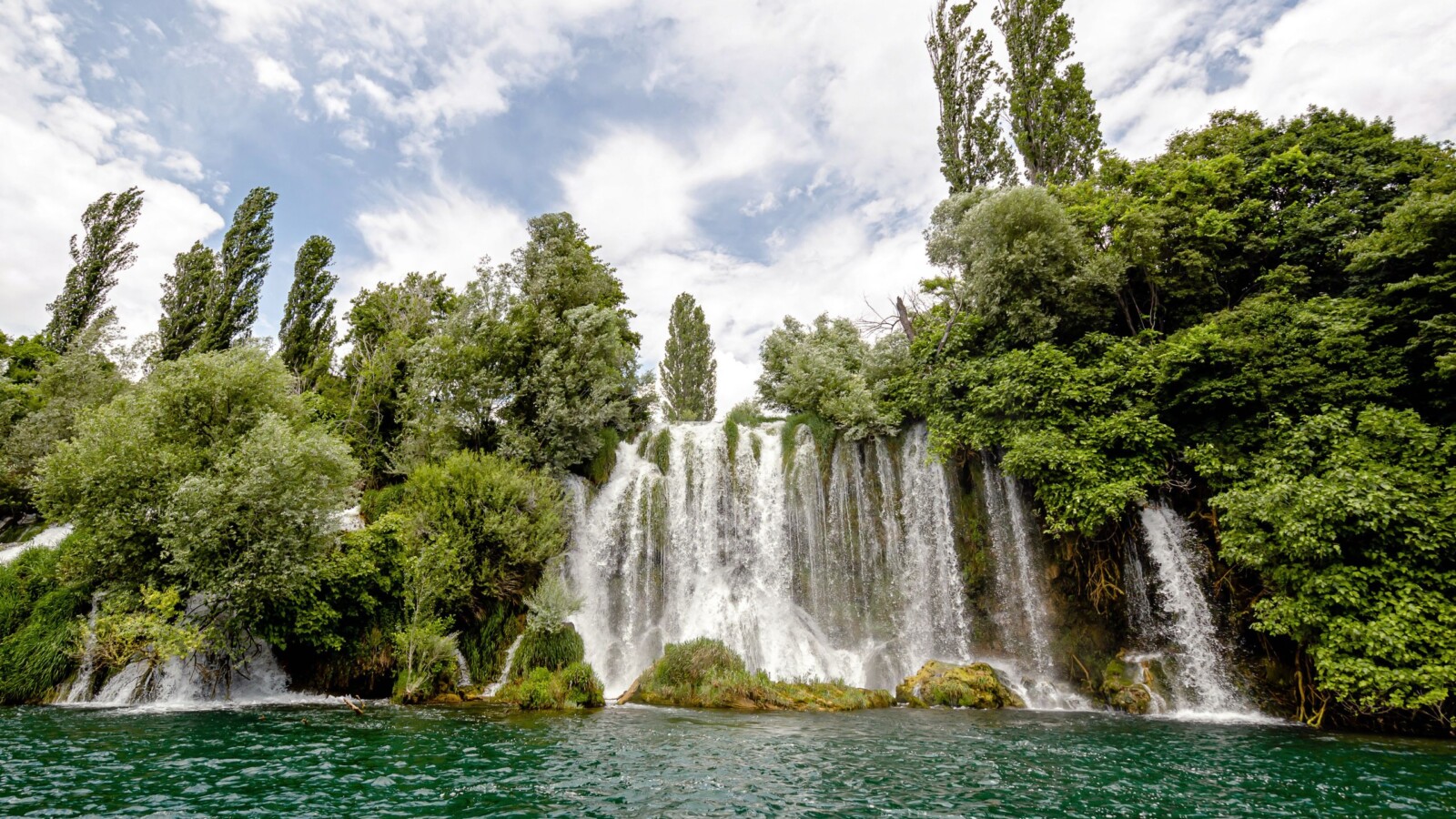 roski-slap-krka Pogled s rijeke Krke na Roški slap