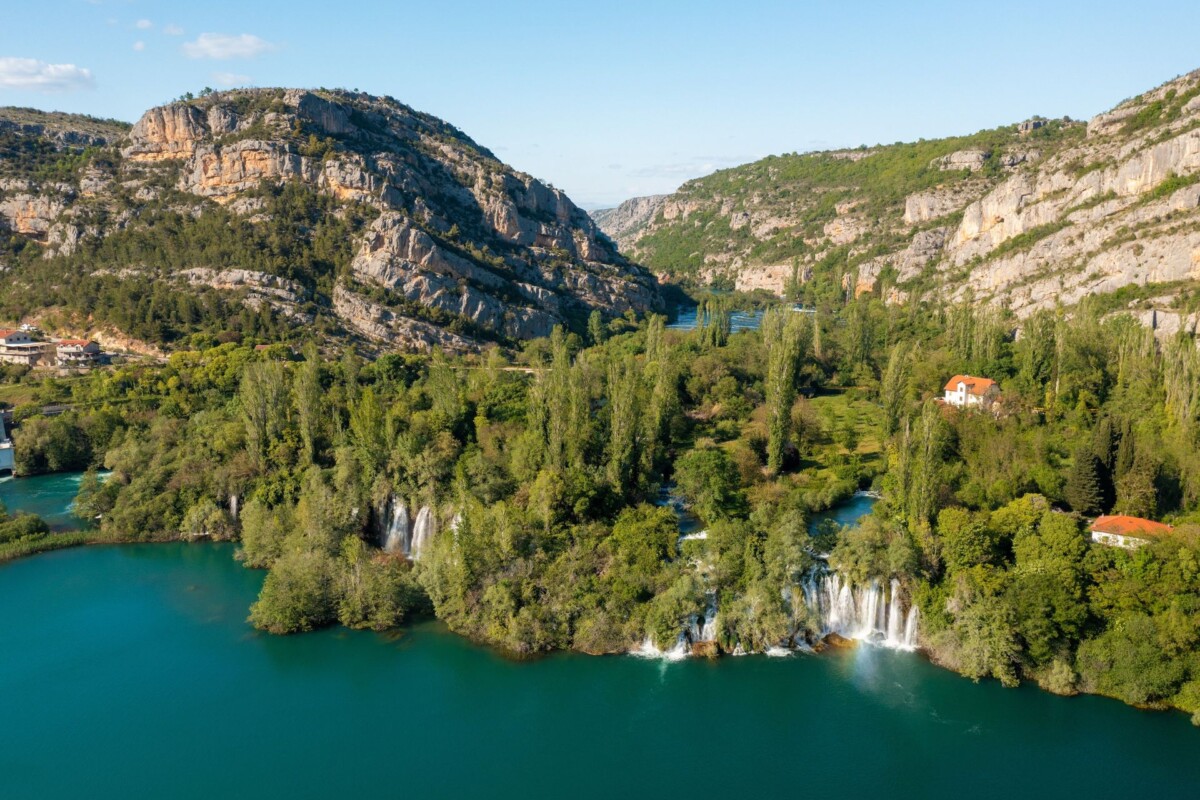 Pogled na Roški slap i rijeku Krku iz zraka