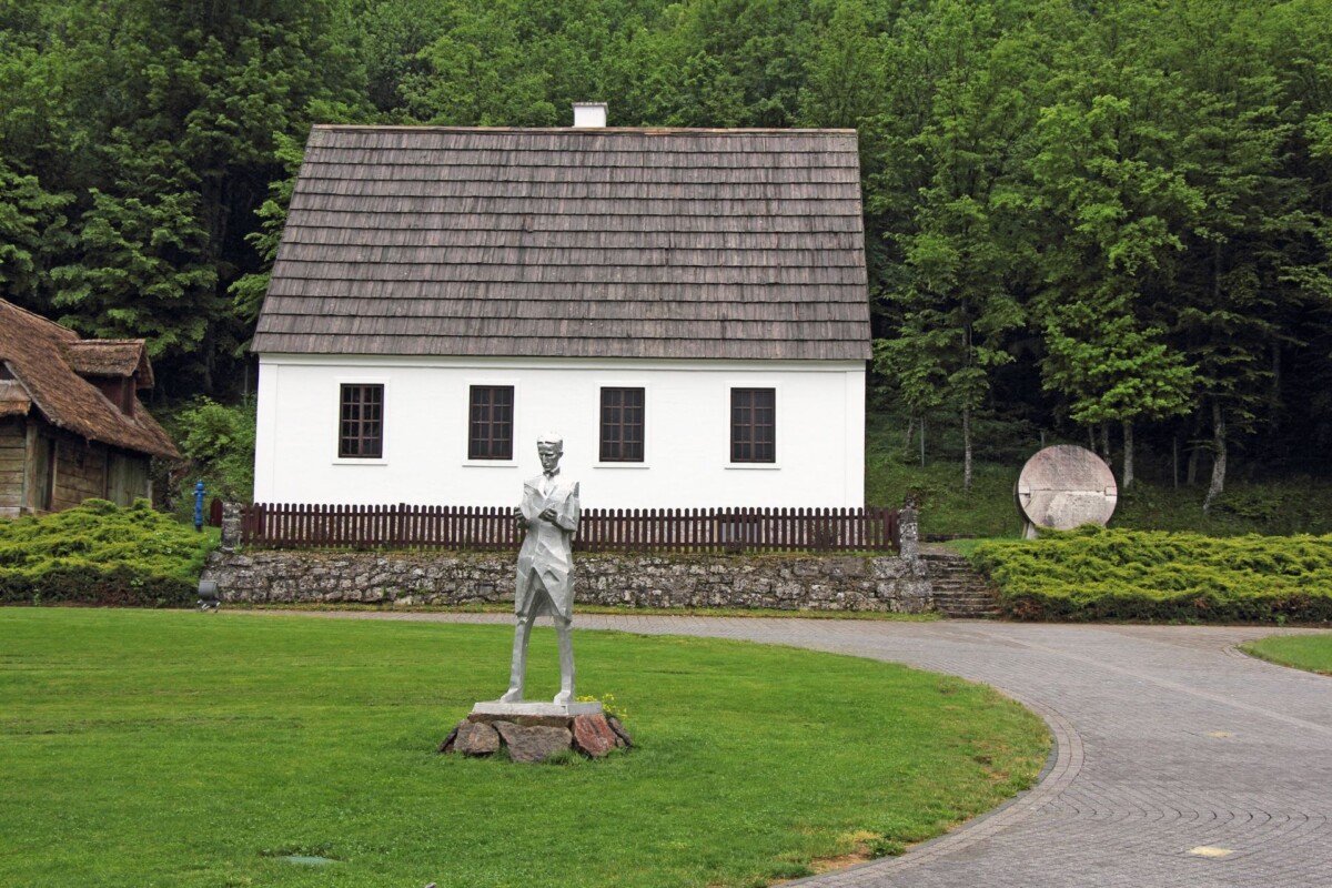 smiljan-nikola-tesla-spomenik