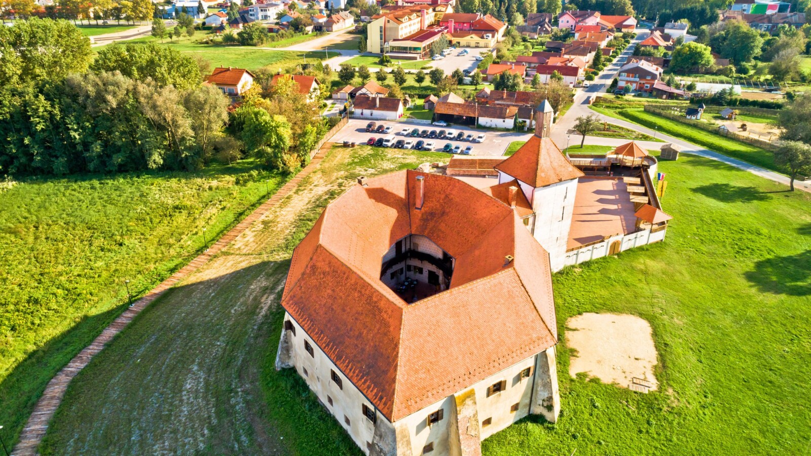 Pogled iz zraka na Stari grad Đurđevac okružen zelenilom