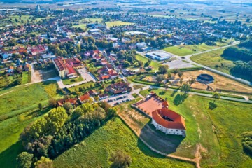 Stari grad Đurđevac i u pozadini panorama grada Đurđevca na vedar dan
