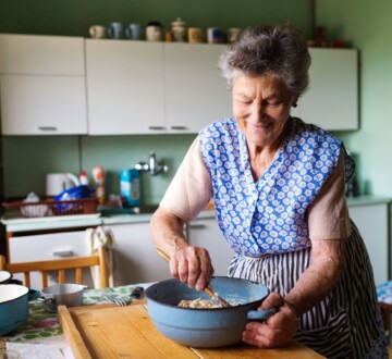 starija-zena-baka-kuhanje