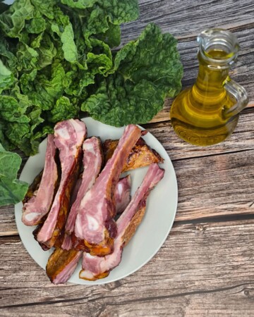 Suho meso i maslinovo ulje pripremljeni za kuhanje raštike
