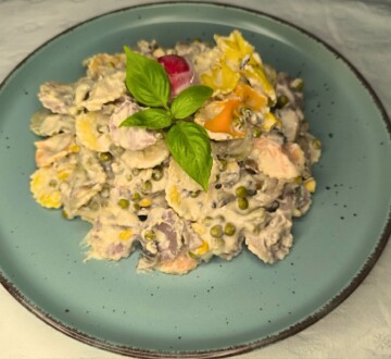 tjestenina-s-gljivama-i-sirom Gotova tjestenina s gljivama i sirom poslužena s listićima bosiljka