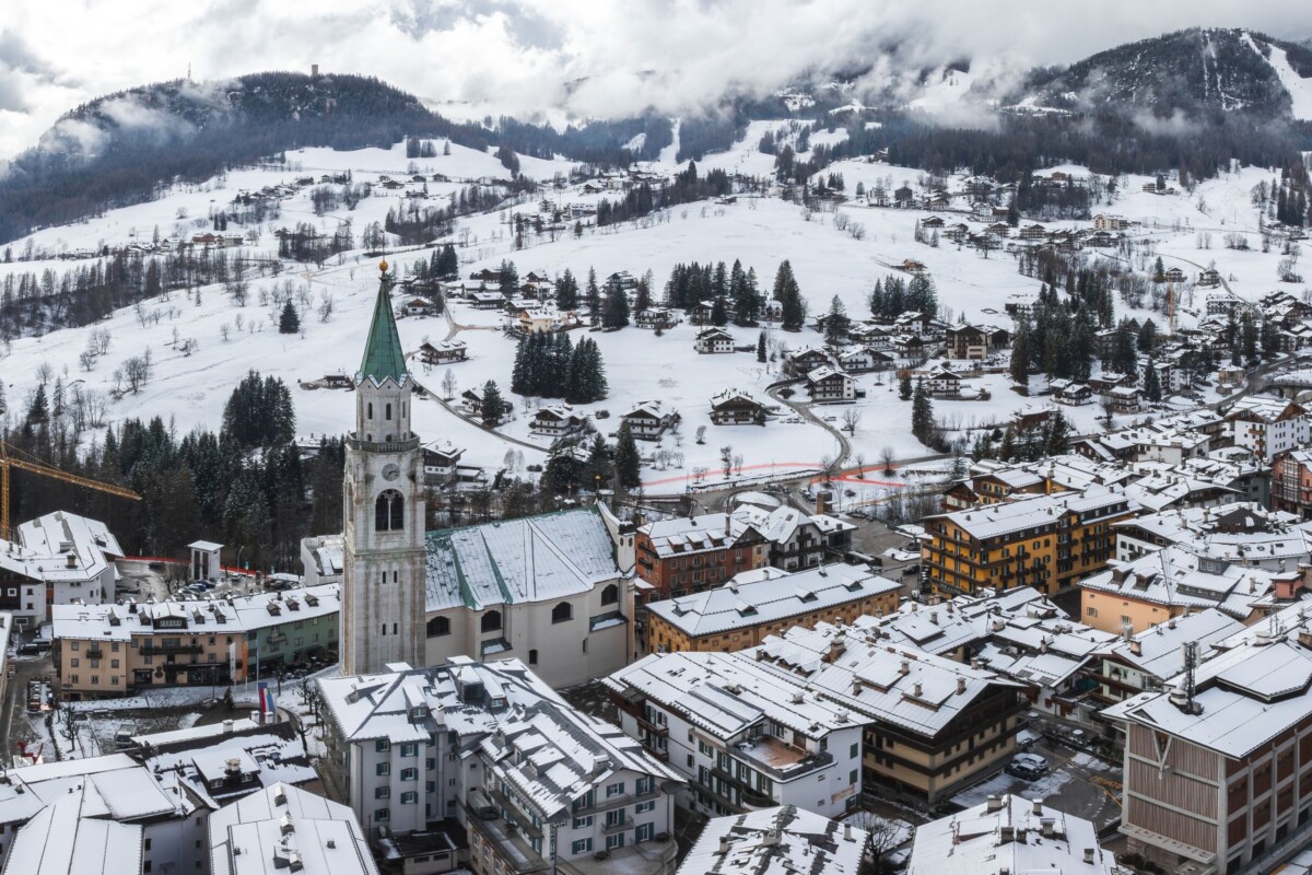 Cortina-d-Ampezzo Pogled na mjesto Cortina d’Ampezzo prekriveno snijegom