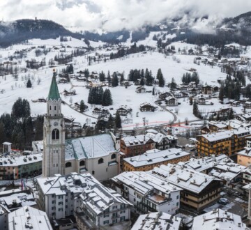 Cortina-d-Ampezzo Pogled na mjesto Cortina d’Ampezzo prekriveno snijegom