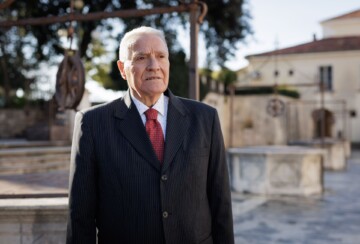 Giuseppe Gjergja Pino na zadarskom trgu pet bunara zamišljeno gleda u daljinu