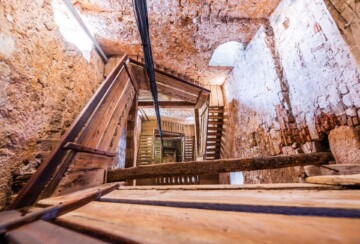 Stepenice koje vode do vrha zvonika crkve svete Eufemije u Rovinju