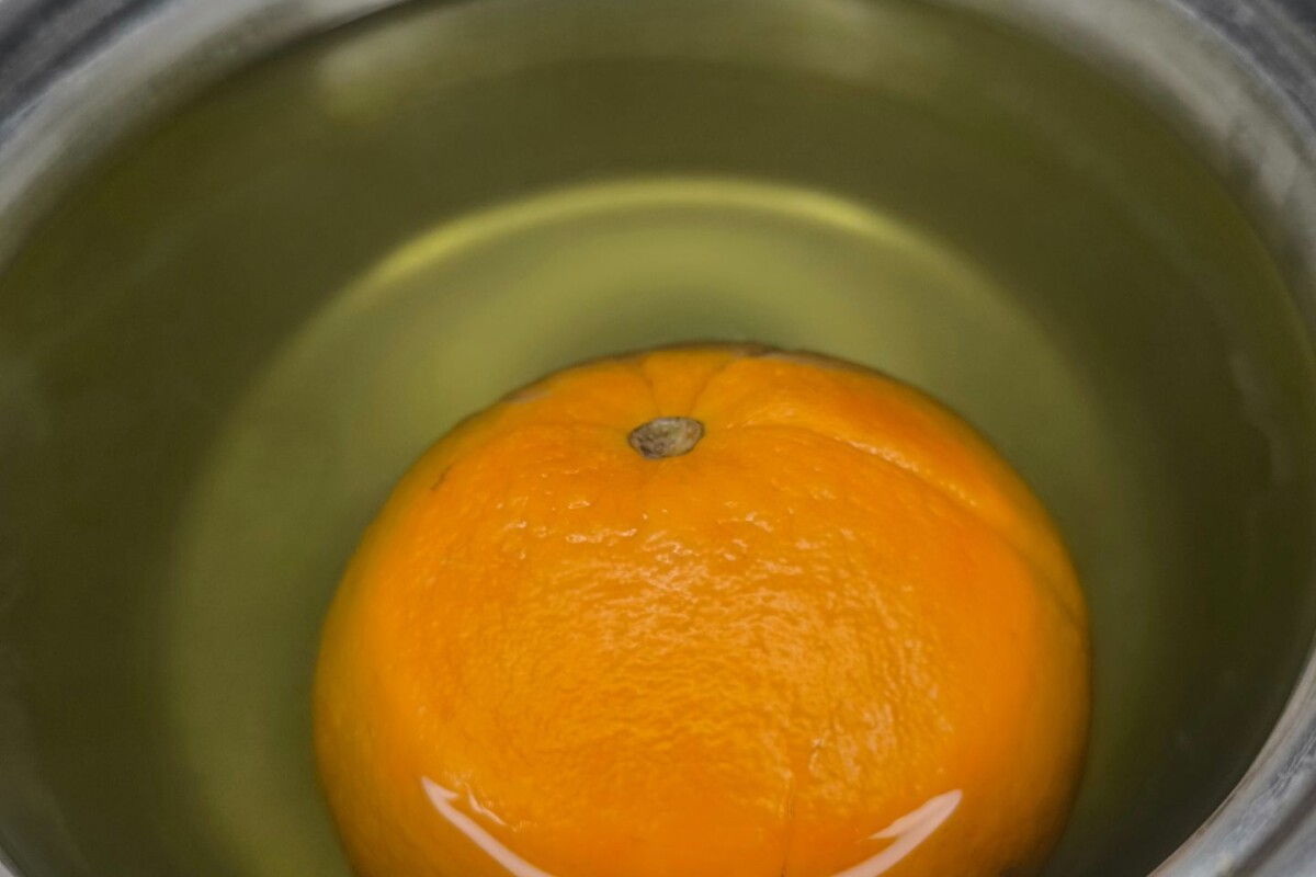 kuhana-naranca Kuhanje cijele naranče u vodi kao prvi korak pripreme muffina s narančom.
