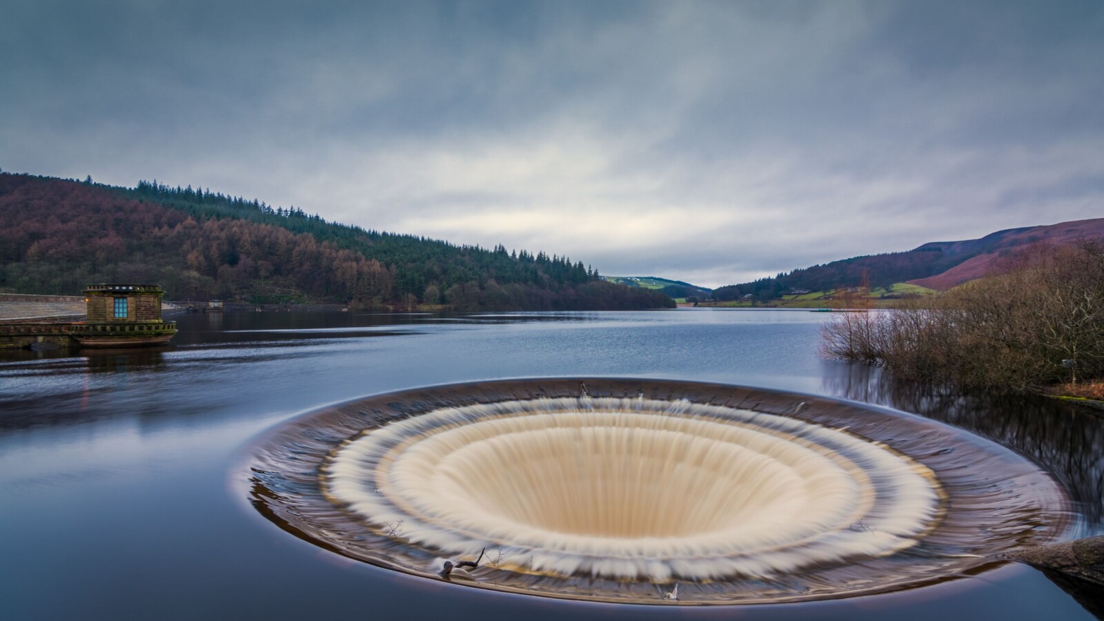 ladybower-umjetno-jezero-preljevni-otvor