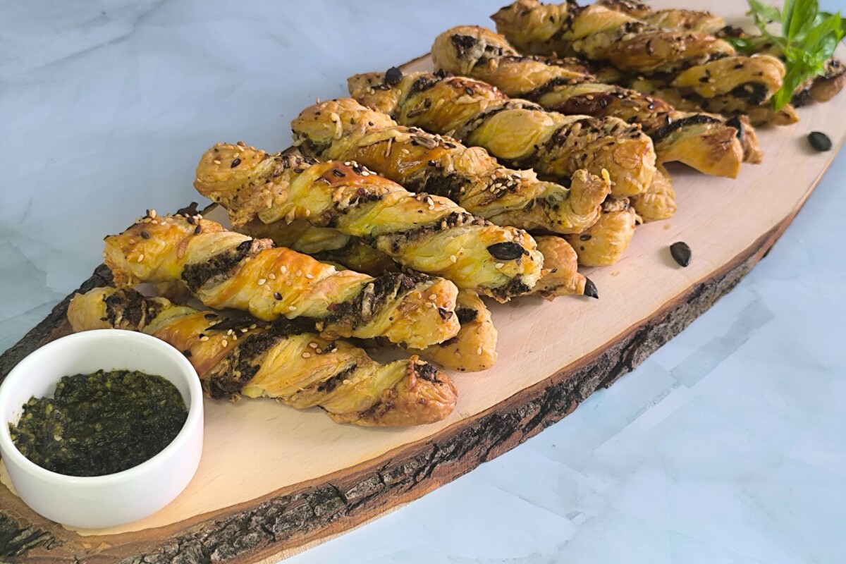 Domaći štapići od lisnatog testa sa pestom i sirom – jednostavan i brz recept.