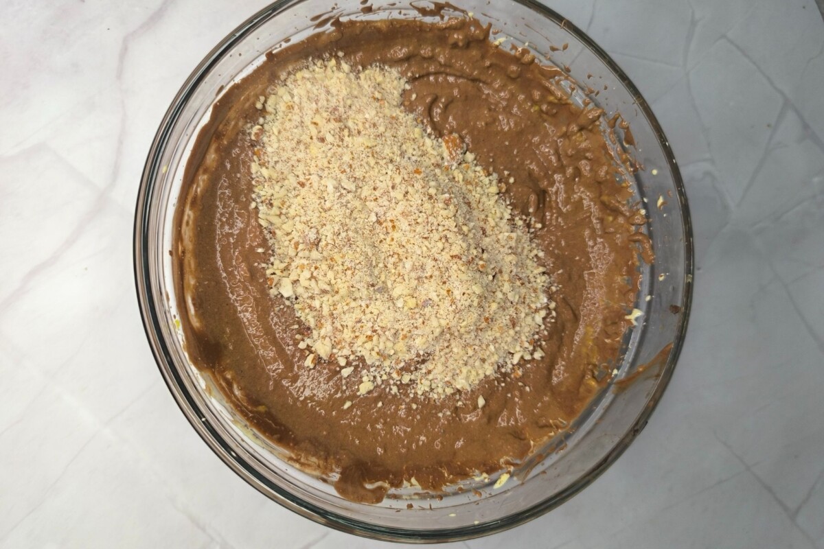 smjesa-za-slatke-maffine-2 Smjesa za muffine s narančom s mljevenim bademima dodanima u čokoladnu bazu.