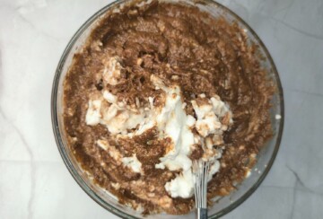 Priprema smjese za muffine s narančom uz dodatak kakaa i ostalih sastojaka u zdjeli.