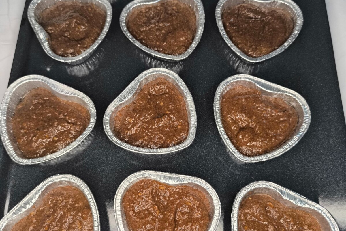 smjesa-za-slatke-maffine-4 Muffini s narančom prije pečenja raspoređeni u kalupu u obliku srca.