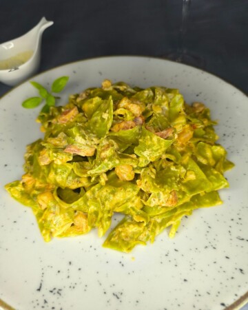 Porcija tjestenine s gamberima i parmezanom spremna za posluživanje