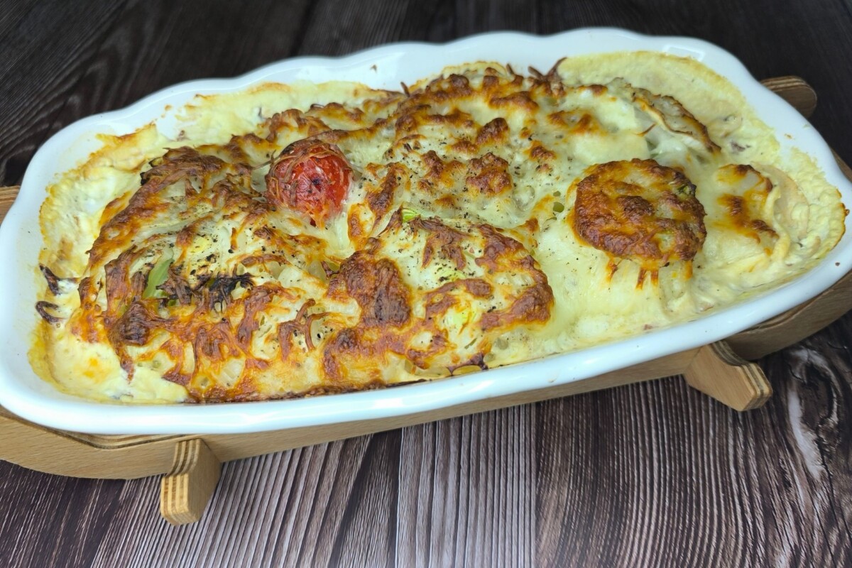 zapecena-cvjetaca2 Pečena cvjetača u umaku sa sirom, gratinirana u ovalnoj posudi za pečenje.