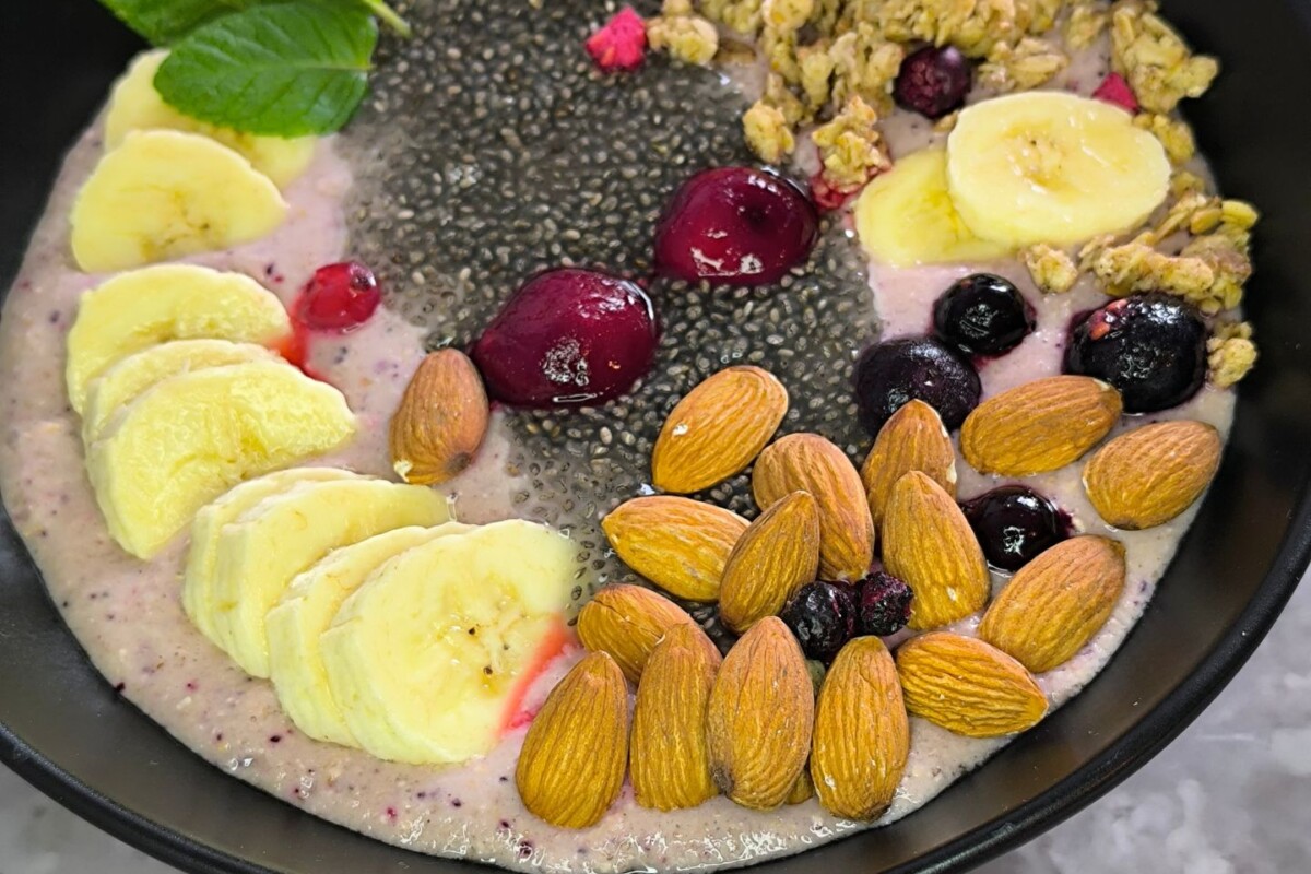 zdravi-dorucak-zobene-1 Zdravi doručak sa zobenim pahuljicama, chia sjemenkama, bananom, bobičastim voćem i bademima u zdjeli