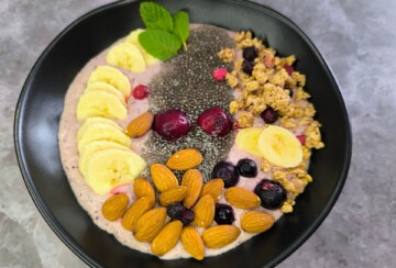 Voćna smoothie zdjela sa zobenima, chia sjemenkama, svježom bananom i bademima – ideja za zdravi doručak