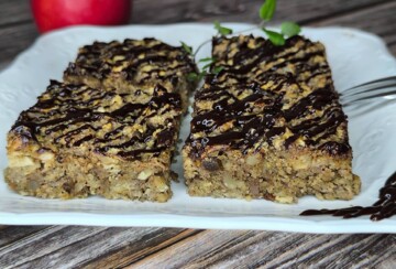 Zdravi kolač od jabuka sa zobenim pahuljicama i čokoladnim preljevom narezan na kocke
