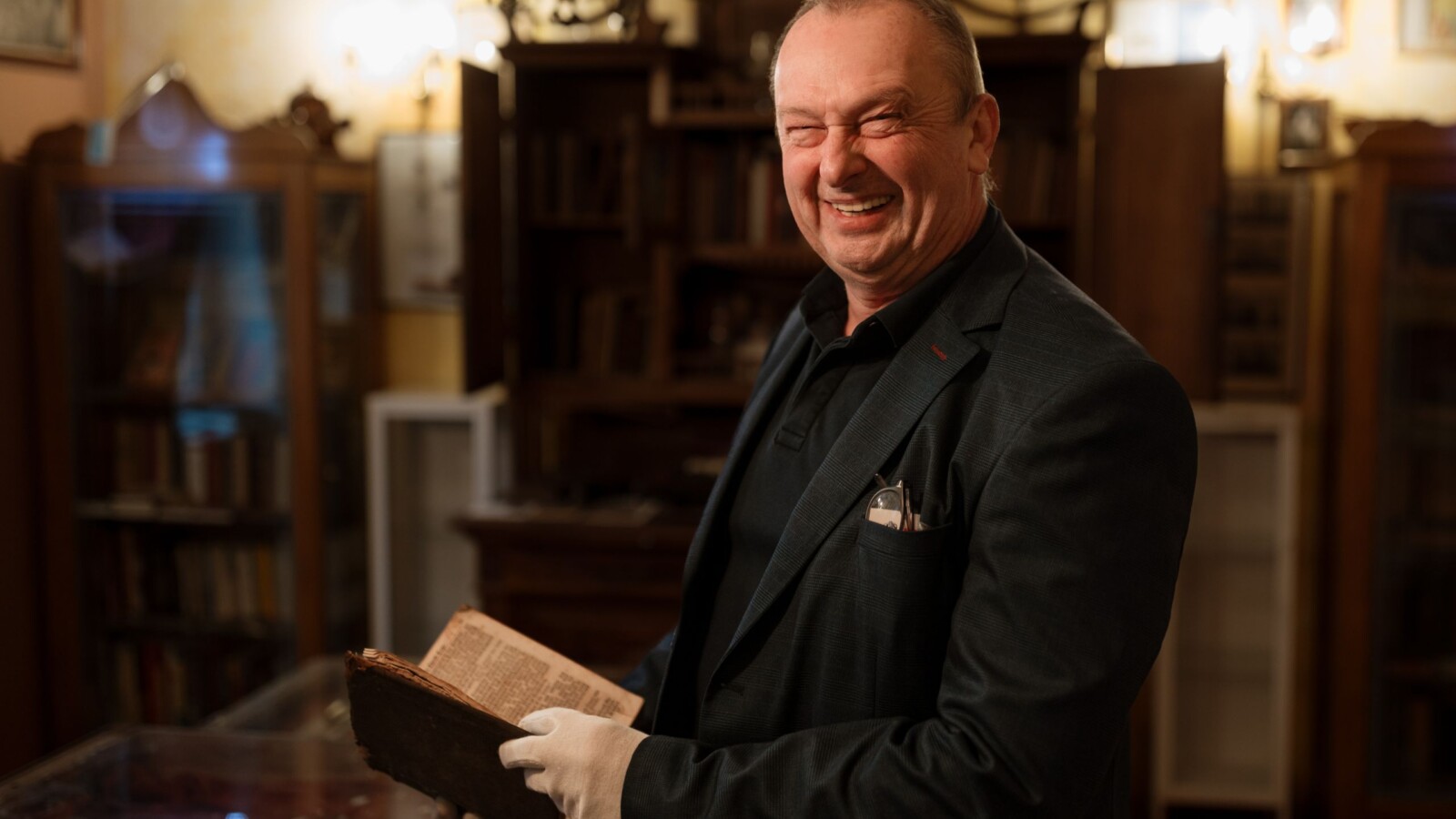 Zlatko Puntijar drži staru kuharicu u svojem restoranu