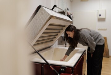 Zvonimira Karavida pored peći u kojoj radi svoje umjetnine od stakla