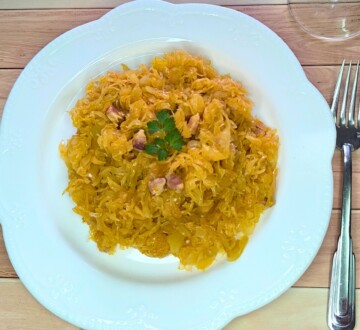 Sočan dinstani kiseli kupus na tanjuru, spreman za posluživanje