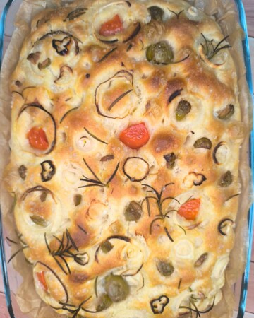 domaca-focaccia-1 Pečena focaccia u limu s hrskavom koricom i aromatičnim nadjevom