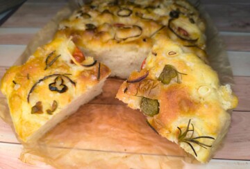 domaca-focaccia Komad sočne domaće focaccie izvađen iz posude za pečenje