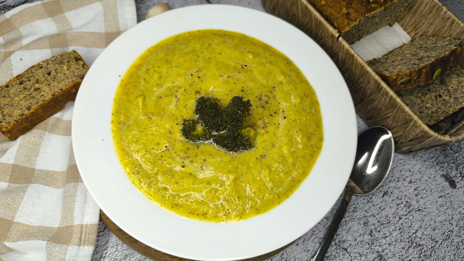 domaca-krem-juha-od-brokule Domaća krem juha od brokule svijetlozelene boje s dekoracijom od peršina