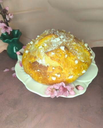 Svježe pečena uskrsna pinca sa šećerom i sjajnom koricom