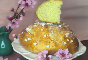 Komad mekane pince na tanjuru, vidljiva prozračna tekstura tijesta