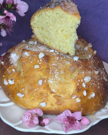 Domaća dalmatinska pinca posuta šećerom, zlatno pečena