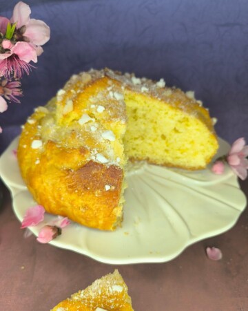 Najmekša uskrsna pinca presječena, mekana i sočna unutrašnjost