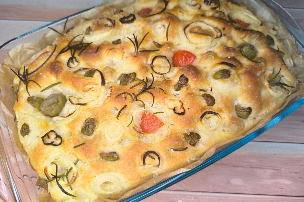 focaccia Focaccia s maslinama i rajčicama pečena do zlatno smeđe boje