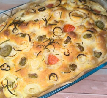 focaccia Focaccia s maslinama i rajčicama pečena do zlatno smeđe boje