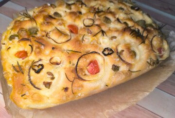 focaccia-kod-kuce-recept Svježe pečena focaccia zlatne korice s maslinama i kolutićima luka