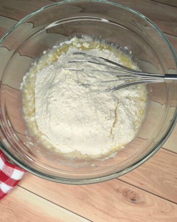 focaccia-priprema-1 Miješanje brašna za pripremu tijesta za focacciu