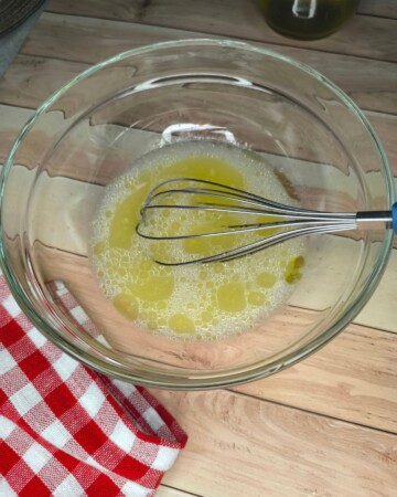 focaccia-priprema Miješanje tekućih sastojaka za tijesto – voda, kvasac i maslinovo ulje