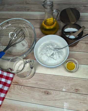 focaccia-sastojci Priprema sastojaka za focacciu na drvenoj kuhinjskoj podlozi