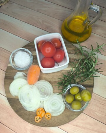 focaccia-sastojci-za-nadjev Sastojci za focacciu – cherry rajčice, masline, luk, ružmarin i maslinovo ulje