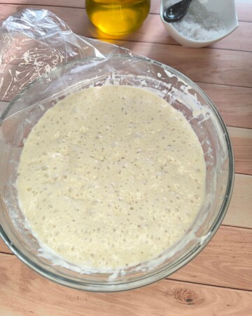 focaccia-tijesto-1 Tijesto za focacciu u zdjeli tijekom fermentacije