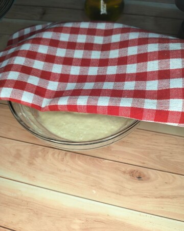 focaccia-tijesto Zdjela s tijestom pokrivena krpom tijekom dizanja