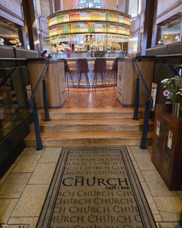 Ulaz u restoran i bar The Church u Dublinu smješten u nekadašnjoj crkvi