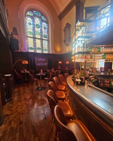 Bar u nekadašnjoj crkvi u Dublinu s velikim policama viskija i drvenim interijerom. Crkva Svete Marije u Dublinu.