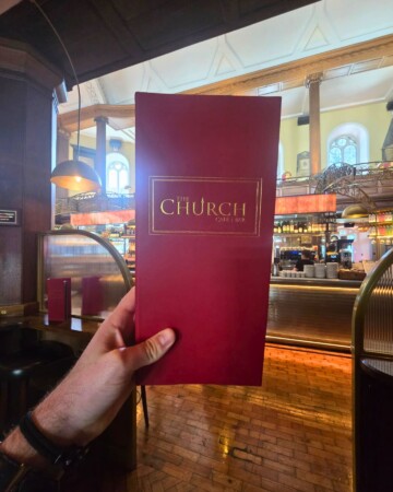 Jelovnik restorana The Church u Dublinu u ruci posjetitelja
