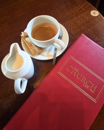 Čaj i jelovnik restorana The Church u Dublinu na drvenom stolu