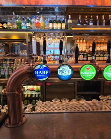 Točionik s pivom u baru The Church u Dublinu unutar nekadašnje crkve