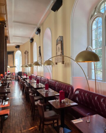 Restoranski dio u nekadašnjoj crkvi sv. Marije u Dublinu s visokim prozorima i svodovima